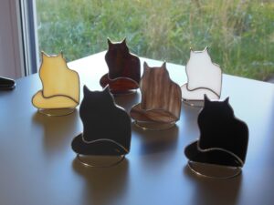 Suncatcher Fluffy Long Hair Cat shelf sitters, stained glass is a unique handmade decor, idea for anniversary, birthday, Christmas gift for animal lover. This cute miniature art can decorate your home and garden outdoor decor, pet loss memorial.